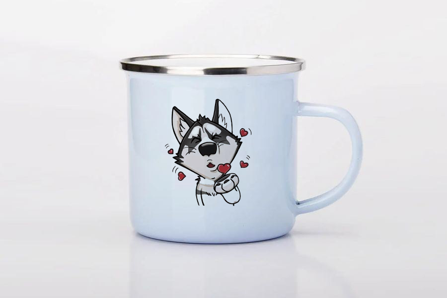 Металева емальована чашка 300 мл із білим покриттям, на якій зображений кольоровий принт усміхненого хаскі з сердечками та нпаис чорним кольором"Хочу тебе цілувати"