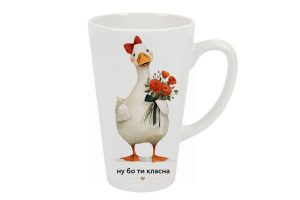 Біла керамічна чашка для лате 475мл з принтом гусочки з червоним бантом, яка тримає букет з червоних ківітів та напис" Ну, бо ти прикольна"