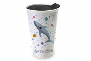 Чашка порцелянова велика біла з зображенням зірок, планет та дівчинки яка пливе на киті внизу напис Живи Сяй Мрій. Подарункова чашка для кави або чаю