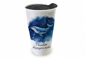 Стакан порцеляновий білий великий з пластиковою кришкою та зображенням кита який пливе в океані внизу слова Всесвіт всередені тебе